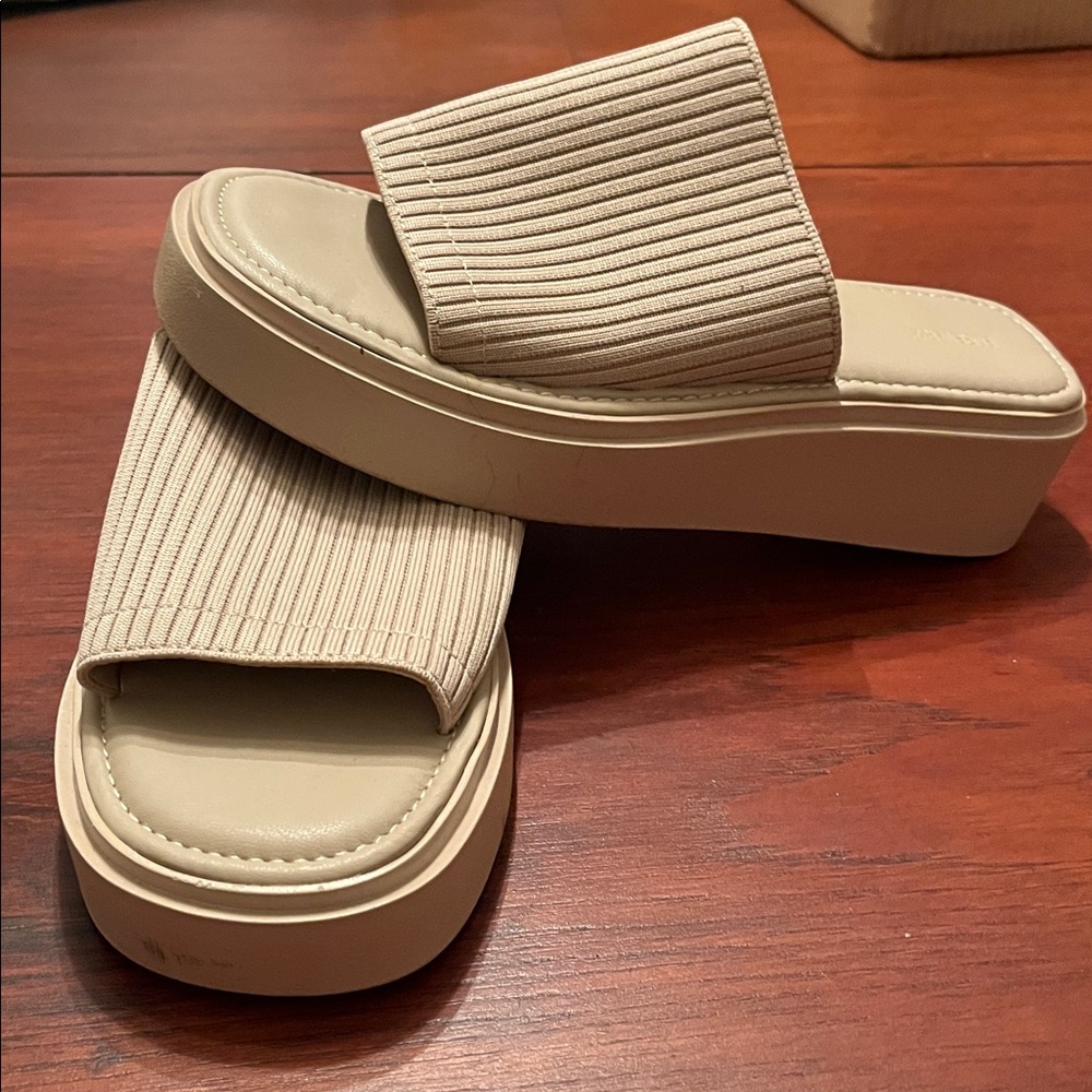 Women's tan Forever 21 platform shoes 
Size 8